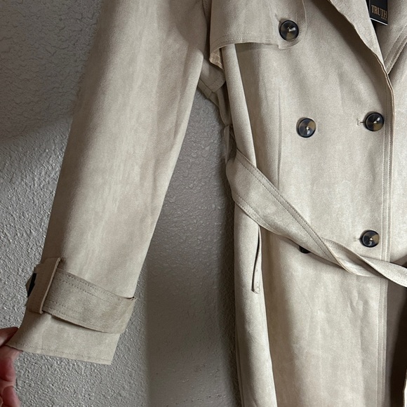 Chic Beige Trench Coat - Picture 4 of 8
